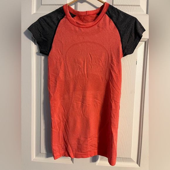 Lululemon Run: Swiftly Tech Short Sleeve Size 4 - Picture 8 of 8